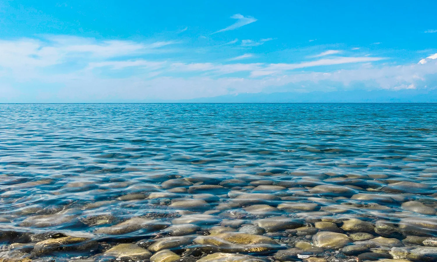 イシク・クル湖(Issyk-Kul Lake)